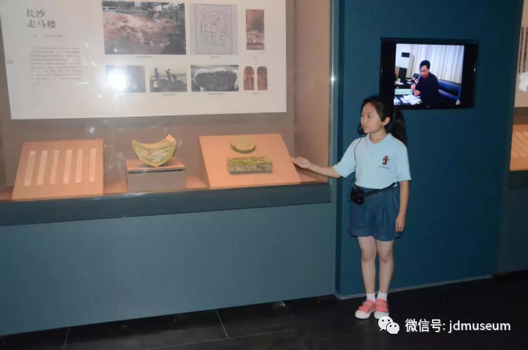 结业考核中,学员们走进展厅以"小小讲解员"的身份进行现场讲解,并