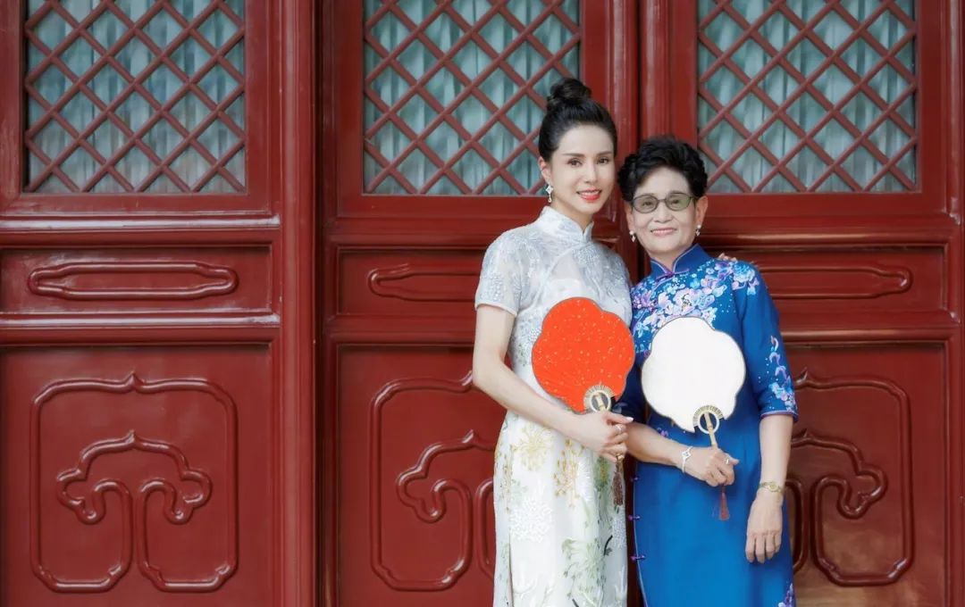 穿上旗袍的李若彤美得和24年前无差别! 盈丰国际娱乐备用网址