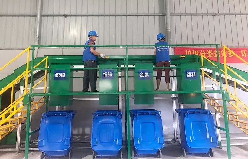 分拣打包区,仓储区三部分组成,覆盖了扬中市城乡可回收垃圾的分拣打包