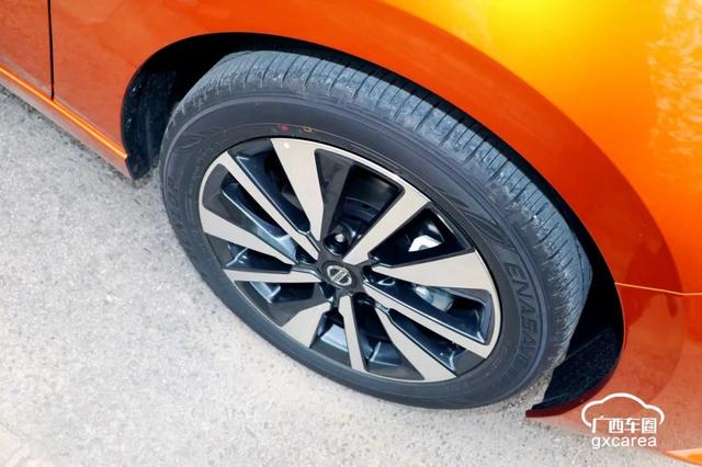 原创试车:变酷了的新轩逸,何止买沙发送车这么