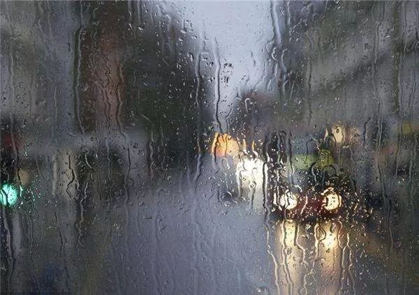 正在 顶着太阳练车的你 是不是在等风也等雨 那你有没有想过 当年