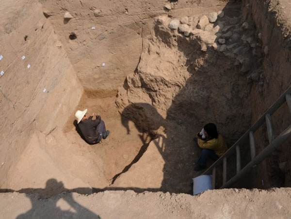 梦见自己跪在坟墓面前和死人说话，周公解梦与深层心理解析