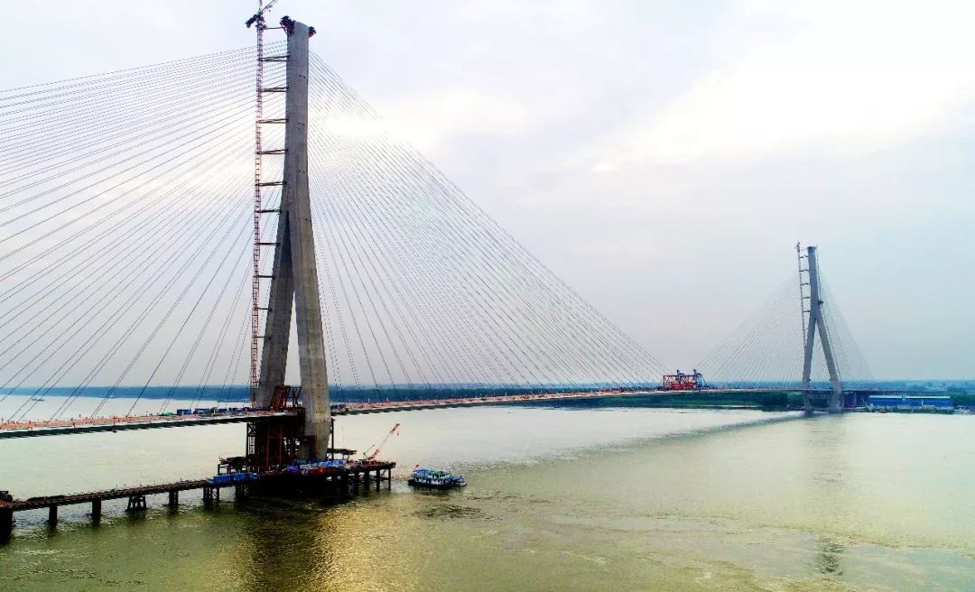 嘉鱼长江公路大桥整体沥青铺装长达4.