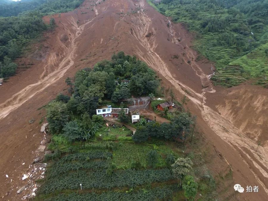 直击贵州水城山体滑坡救援现场小股泥石流不断救援工作受阻