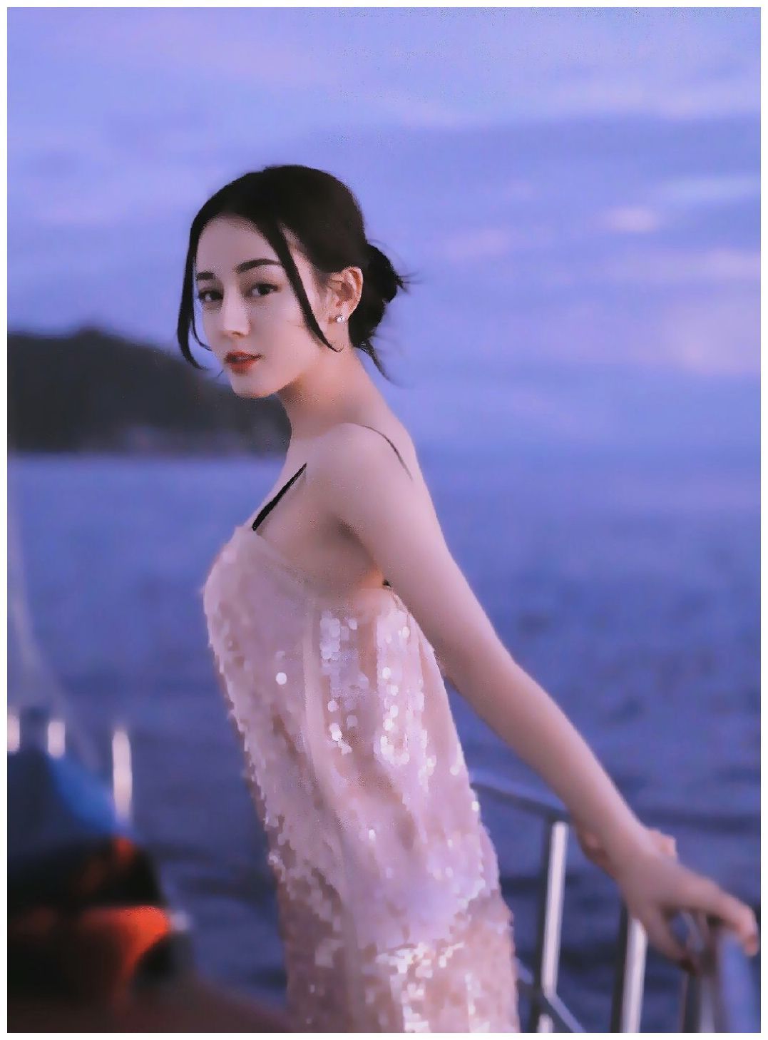 迪丽热巴得罪造型师,27岁硬穿成37岁,网友:菜花蛇既视