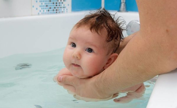 食欲不振的宝宝更应该到婴儿游泳馆去！ 坚持婴儿游泳的好处 婴儿游泳提高食欲 婴儿游泳有哪些好处