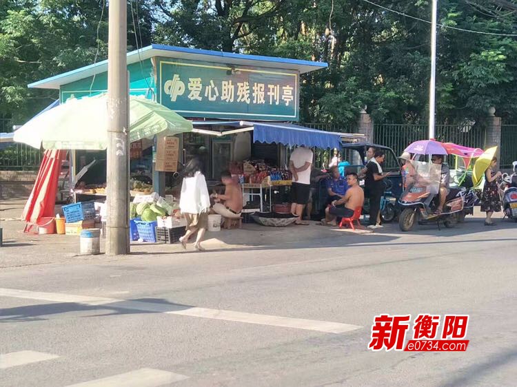 大爷回答道:"我打赤膊都习惯了,大夏天打赤膊不是很正常吗?