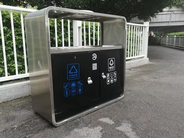 的路边垃圾桶,要用蓝色袋子和灰色袋分别收集可回收垃圾和其他垃圾