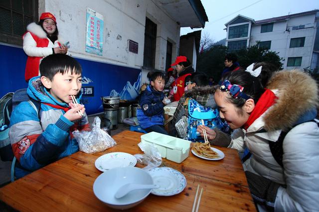                     家长经常这样给孩子吃早饭，容易脾虚、营养不良，影响身高发育