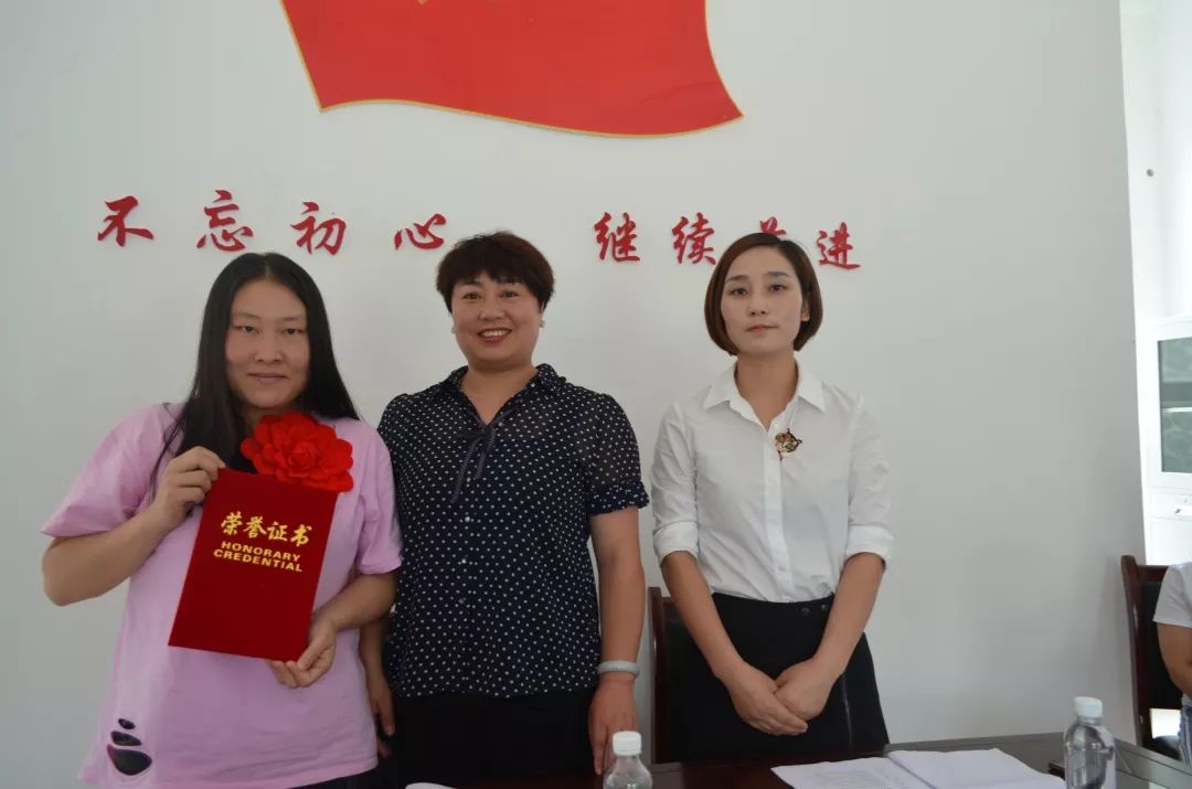 魏传香接受表彰安康金德利文化创意产业有限公司张慧,李立佳 李洪芳
