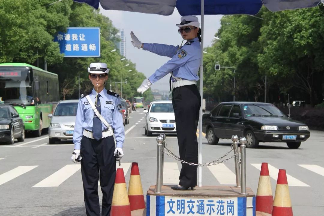 台虽然退出历史舞台陪伴女交警风风雨雨二十五载这小小的交通指挥岗台