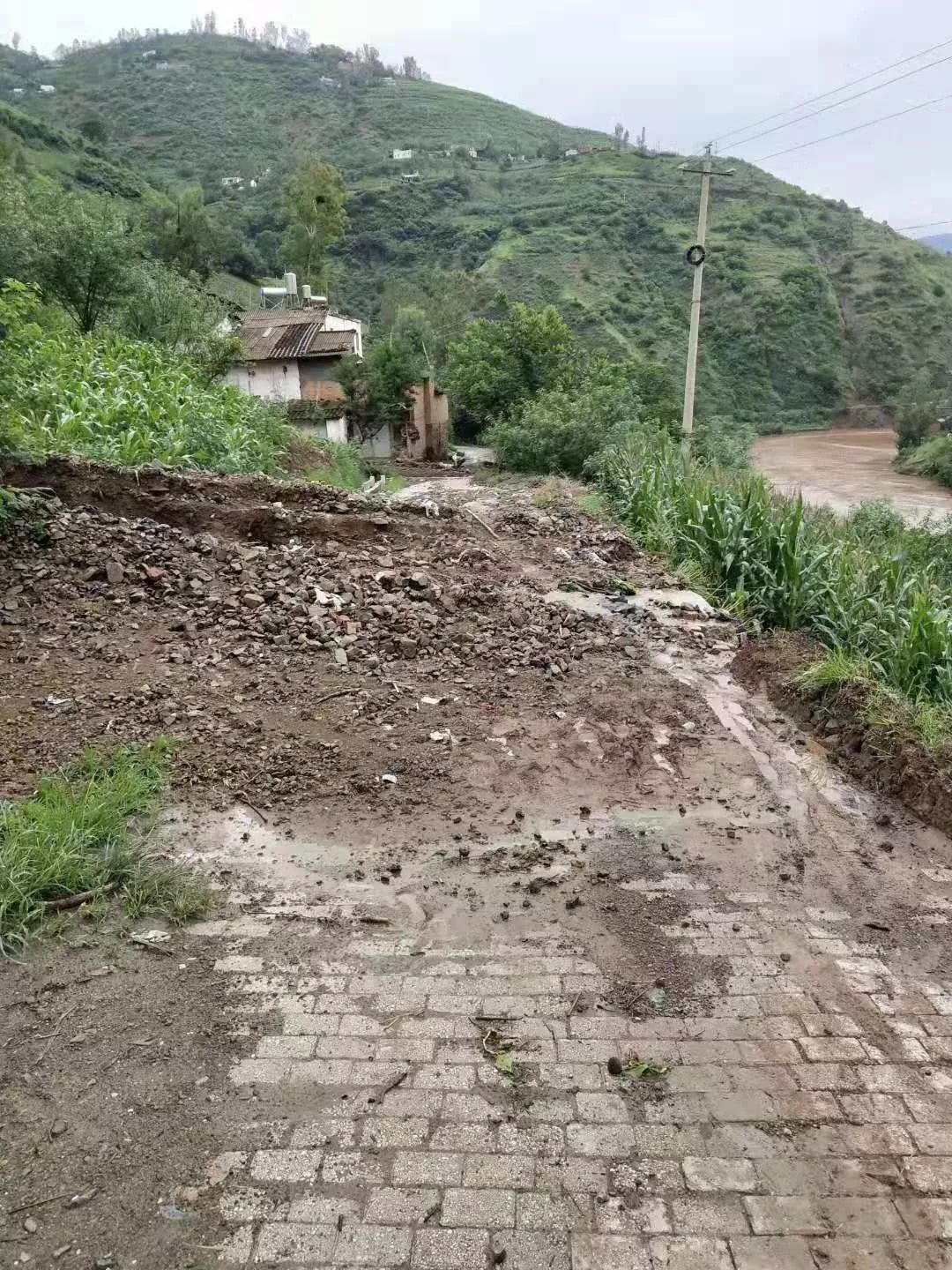 马路乡遭暴雨袭击,山洪爆发山体滑坡._会泽县