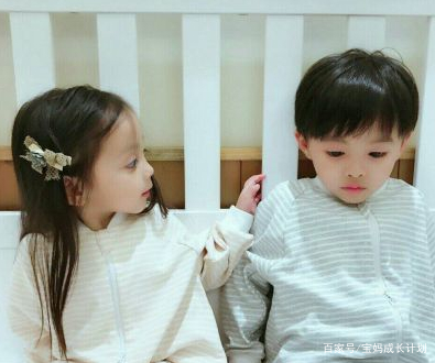                     男孩“偷亲”了小女孩一口，付出了很大的代价，家长别不当回事！