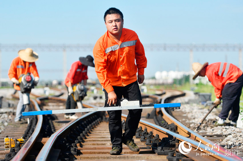 中国铁路南昌局集团有限公司南昌工务段的工人正在向塘西编组场对线路