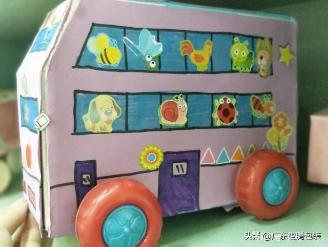 用纸盒做好双层巴士后,再用马克笔画好窗户,贴上小动物,瞬间变得充满