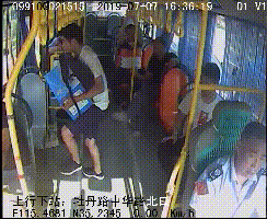 但近日在定陶991路公交车上,一名男子因玩手机错过了站,中途要求下车