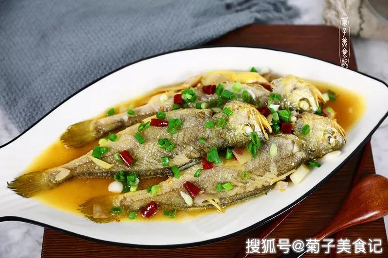 料酒 一汤匙  / 酱油 一汤匙 食用油 35毫升  / 大葱 半根  / 小葱