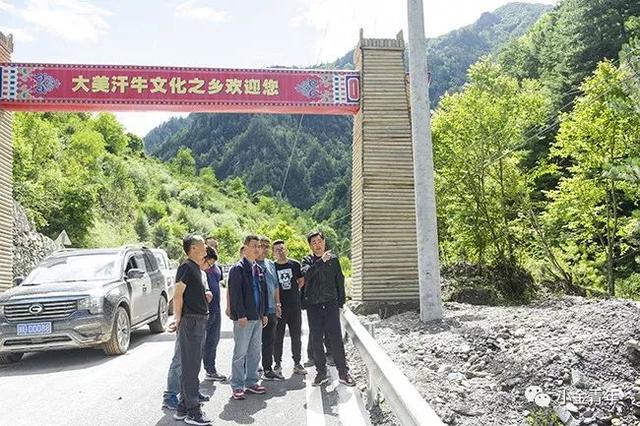 刘明刚一行先来到汗牛乡阿斯隆沟,现场泥石流冲垮路基,浑浊的水流顺着