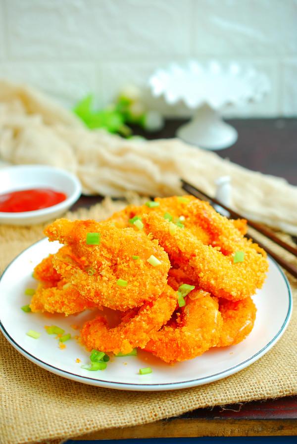 一品香酥虾:沾上鸡蛋液裹上面包糠,炸至金黄把