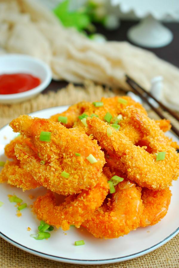 一品香酥虾:沾上鸡蛋液裹上面包糠,炸至金黄把