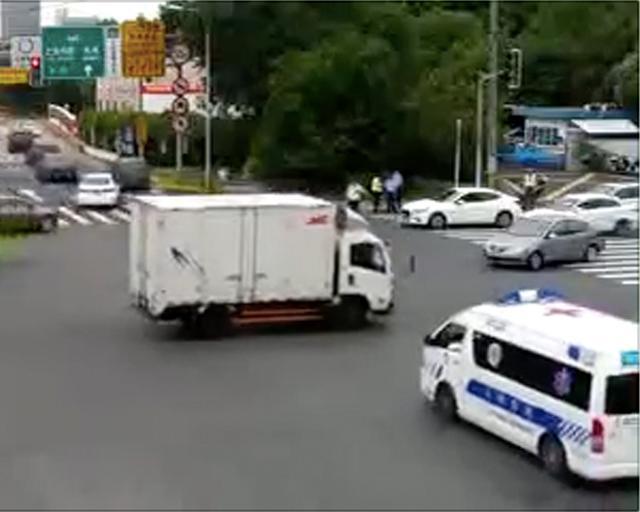 申晨间 | 与鸣笛救护车抢道!货车司机不避让反而加速前行被记3分、罚200元 10bet体育官网