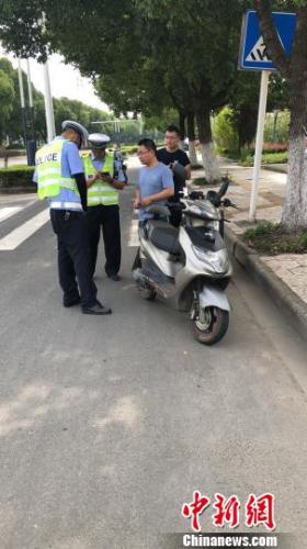 常州电动车交通严重违规将影响入职、评优评先 ag真人赌博