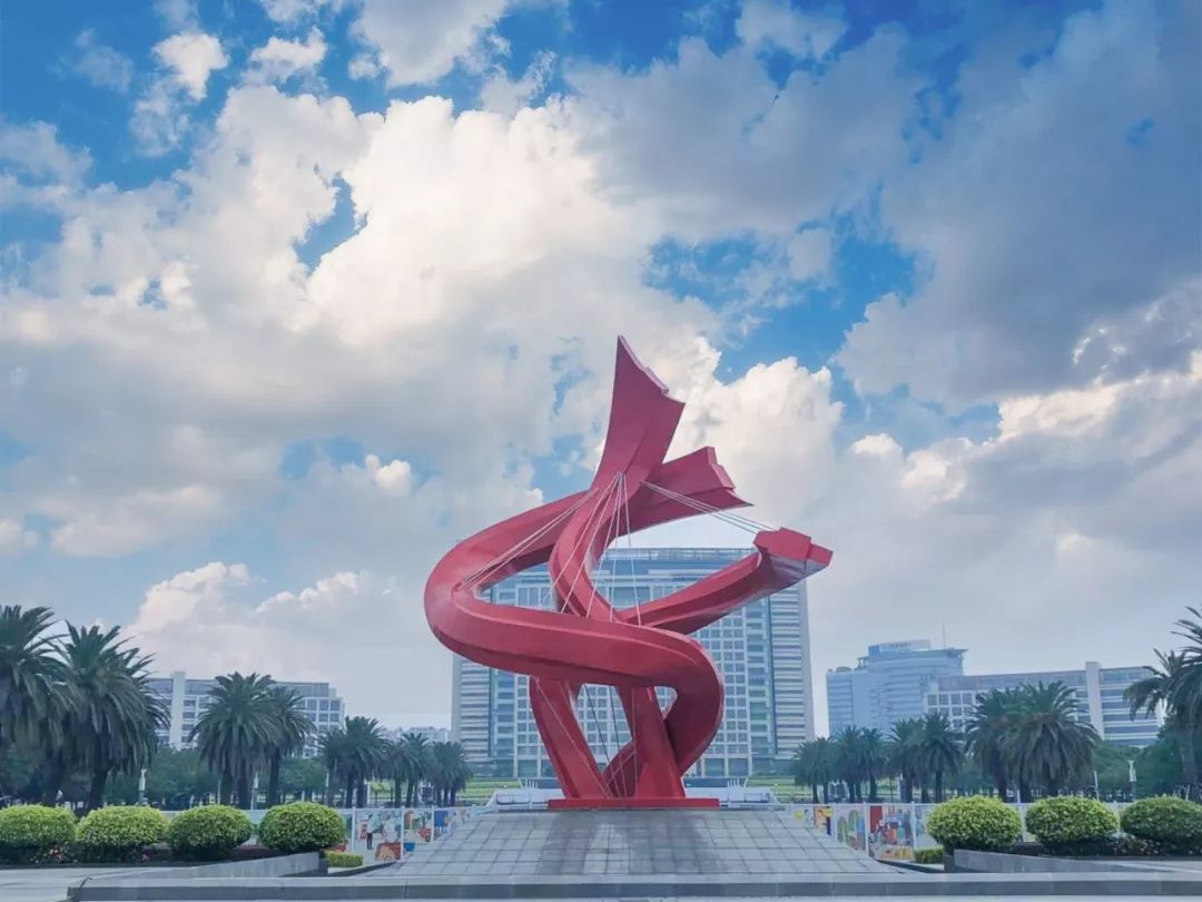 东莞中心广场 这里是东莞行政中心的核心区域, 广场上的这个红色标志