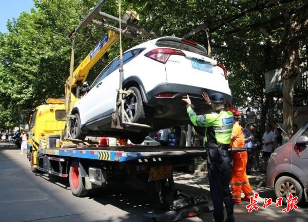 轿车违停路边,女子怼交警:我儿子的车,你们无权管 澳门BBIN视讯娱乐大全