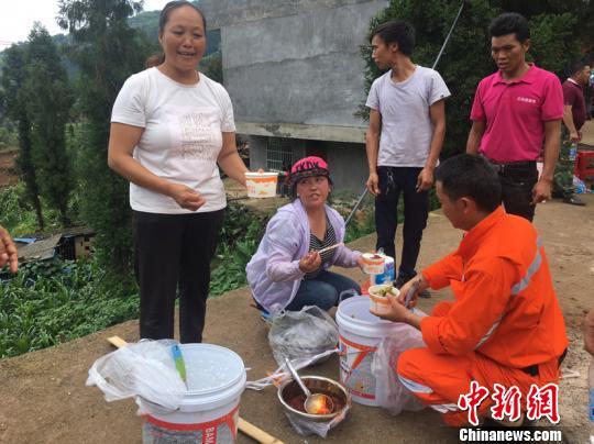 贵州水城山体滑坡救援:村民清晨做“爱心餐” 肩挑近两公里 og视讯网址