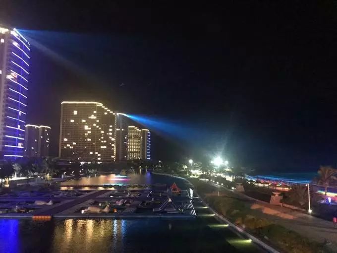 夜晚的彩虹沙滩 更是充满童话气质