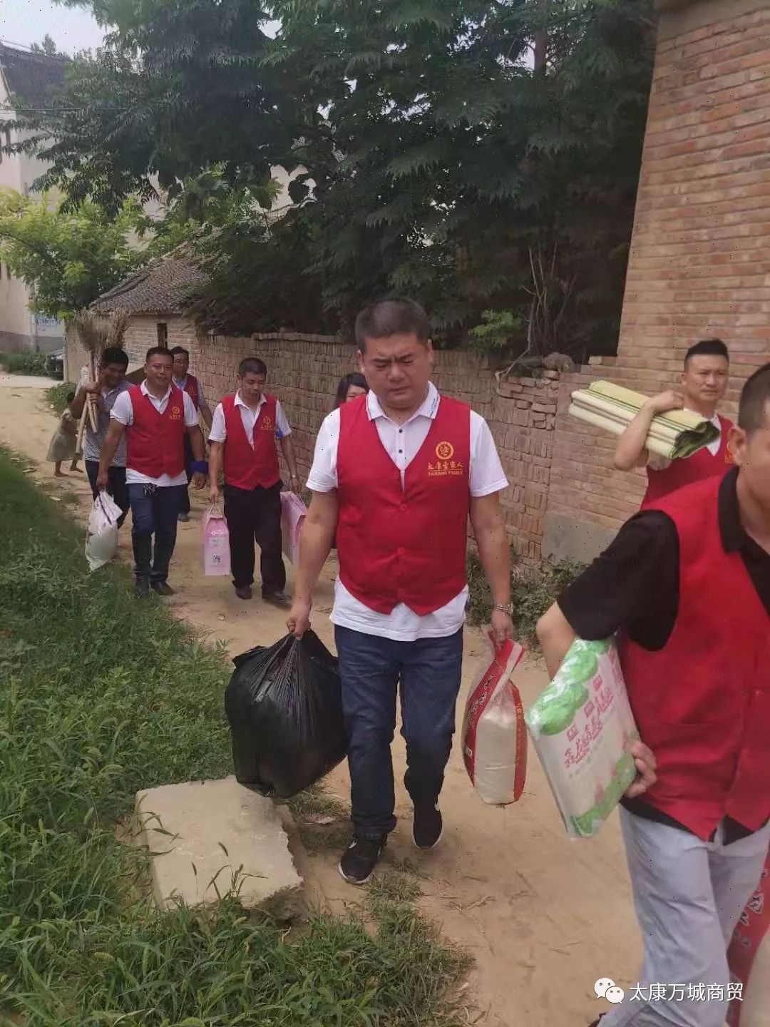 (朱口镇冯庄村的冯建波家庭) 1 离开冯建波家,志愿者们紧接着来到了