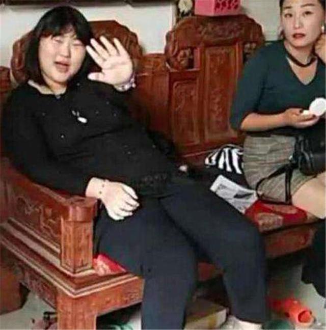 大衣哥重男轻女?儿子订婚豪掷一百万彩礼,女儿未嫁却还在干快递