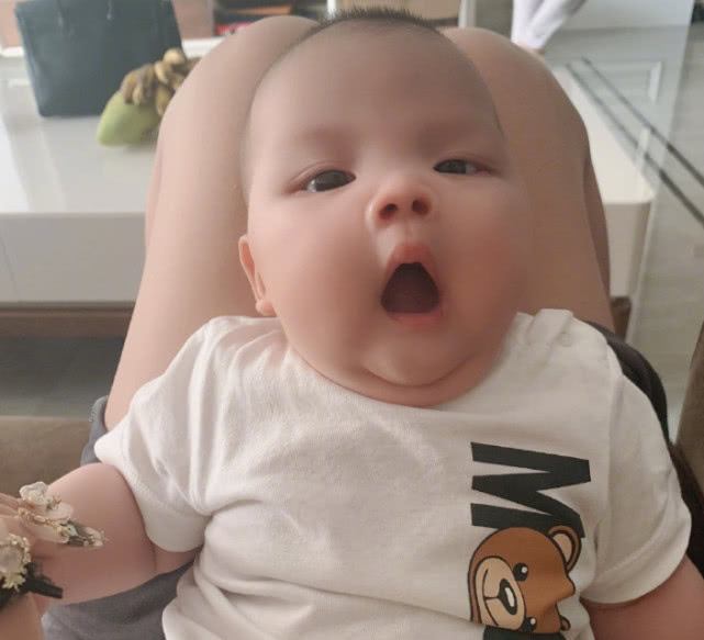 韩安冉晒女儿视频,粉丝全都慌了:赶紧去看医生