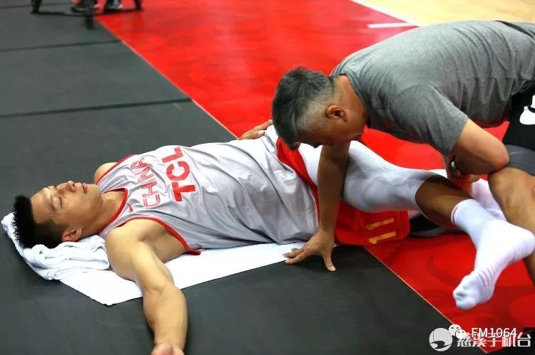 中喀两国球队今天上午到场训练,高清图片点进