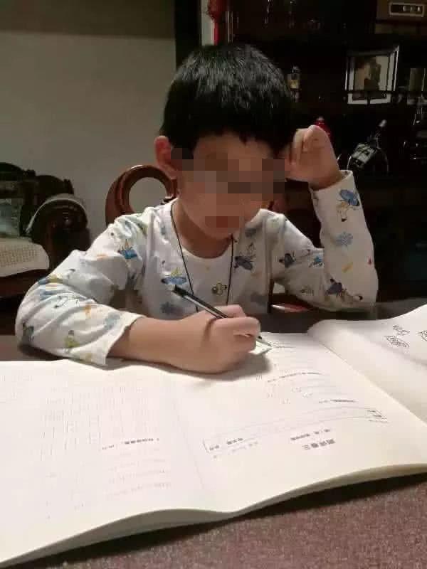 原创小学数学题惊动教育局，家长网上发帖求助，结果太意外