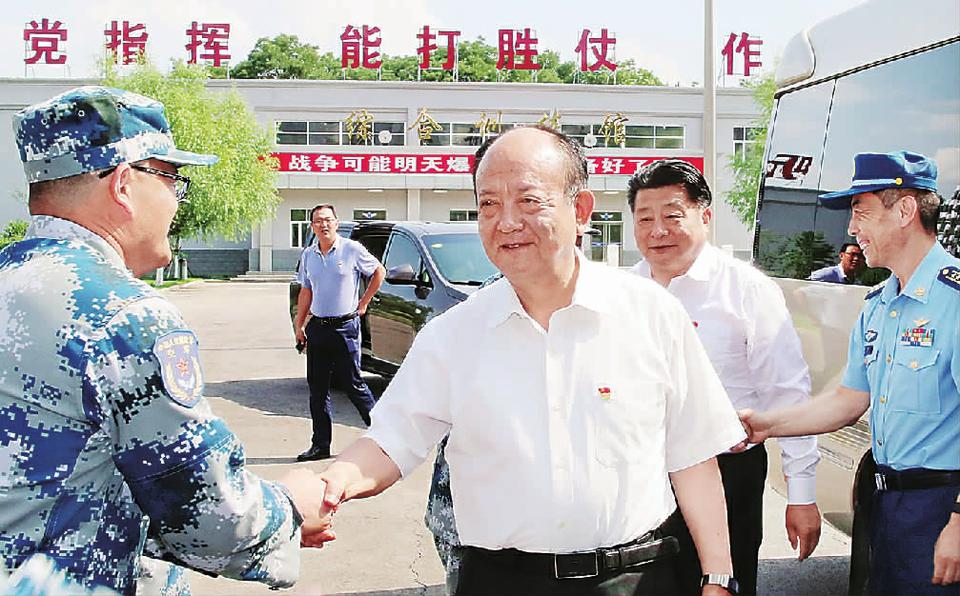 回建走访慰问驻张部队官兵 回建走访慰问驻张部队官兵