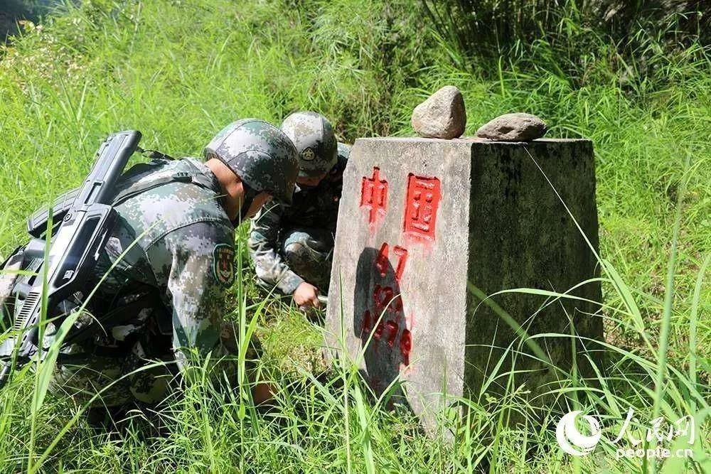 【祖国在我心中】③:西藏边防军人全幅武装巡逻在峡谷密林_界碑