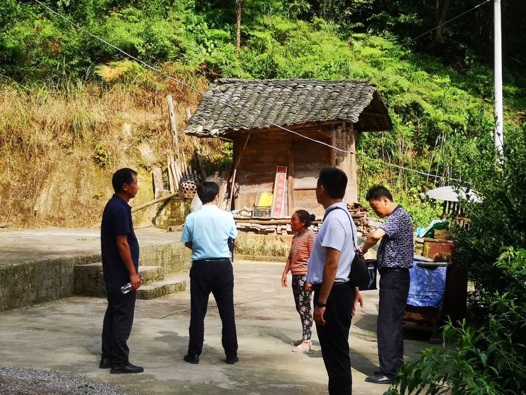 司法局和小河村干部在龙溪镇小河村马鬃岭组走访贫困户