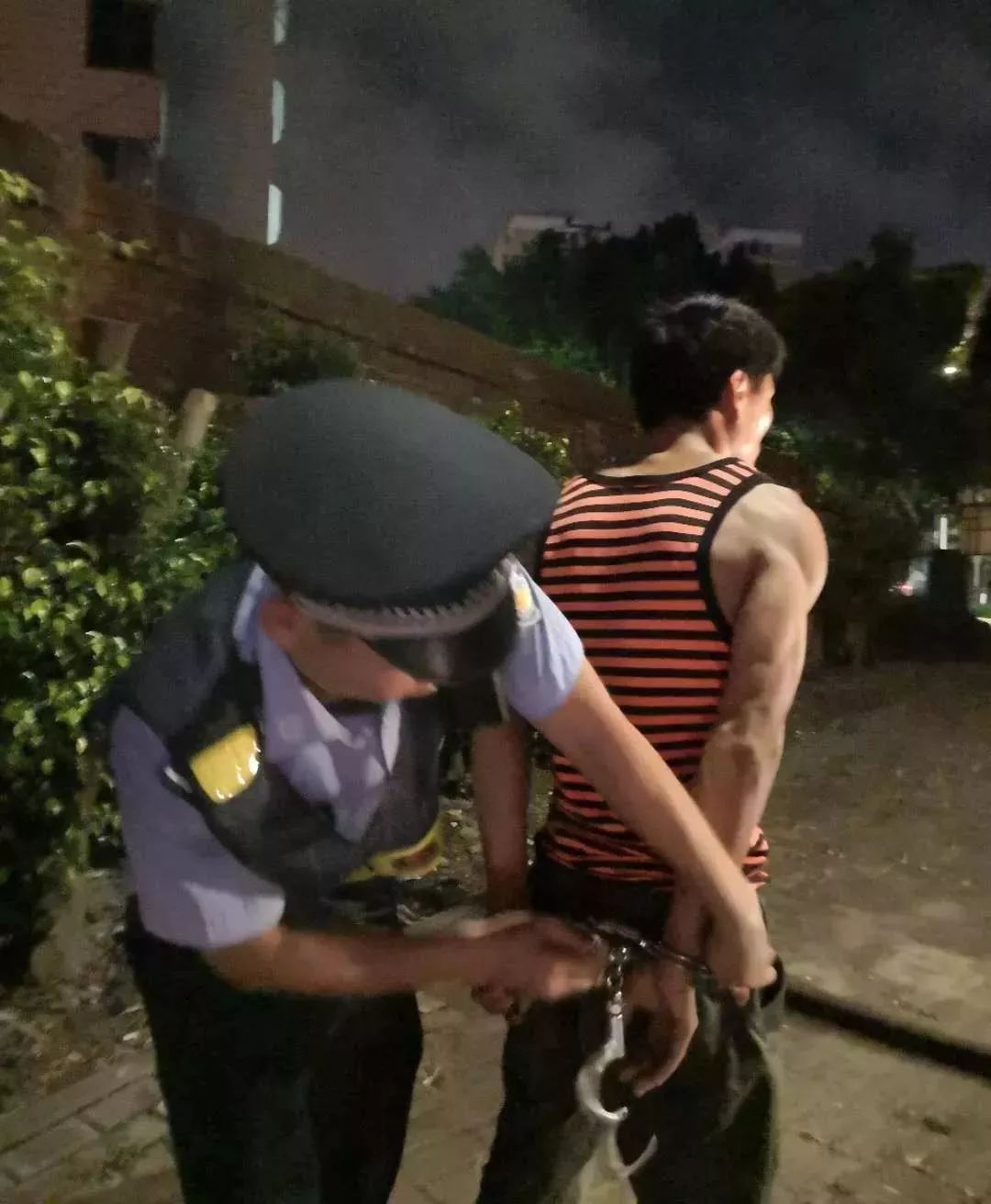 男子持刀被反杀图片