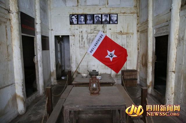 “记者再走长征路“主题采访活动:“鸡鸣三省”石厢子会议:三枚铜板嵌入门柱84年 无字丰碑彰显红军精神 美高梅官网开户
