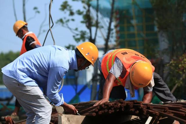 在建设工地挥汗如雨 用坚守推动着庐阳的建设发展 在工程现场汗流浃