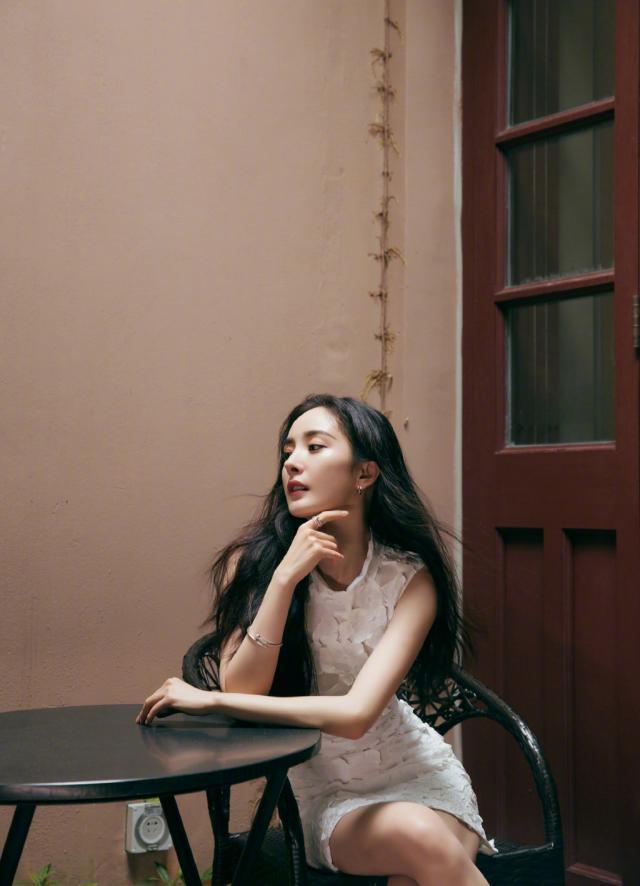 杨幂实力演绎“腿精”,穿改良旗袍清新优雅,看身材最多20岁 万博 安全买球网站