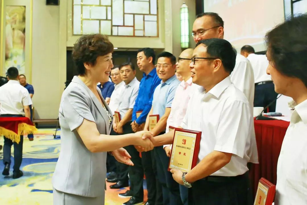 南京新的社会阶层人士联谊会成立我园总经理蔡鸿友当选副会长