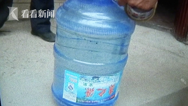 怎么收蜜蜂进桶 65610df1bc4e4165afc00ba1f0fae8bd.jpeg