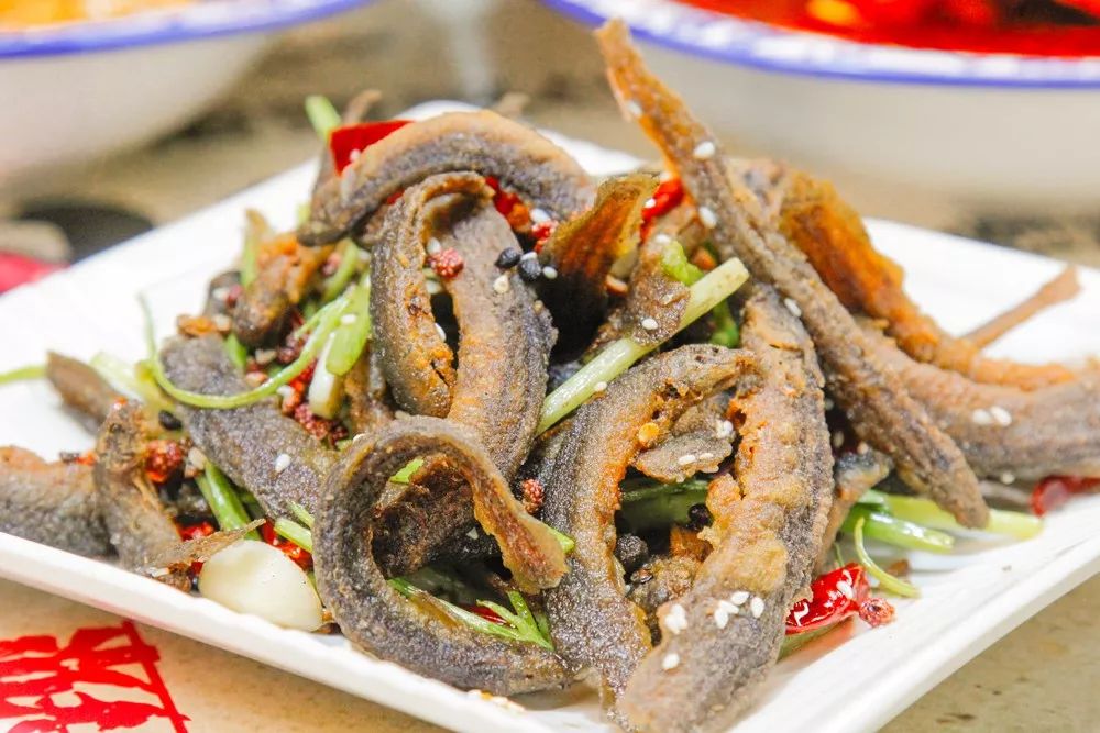 干煸泥鳅 干煸泥鳅经过小火煸炒后 非常酥软,再配上辣椒和花椒 可谓