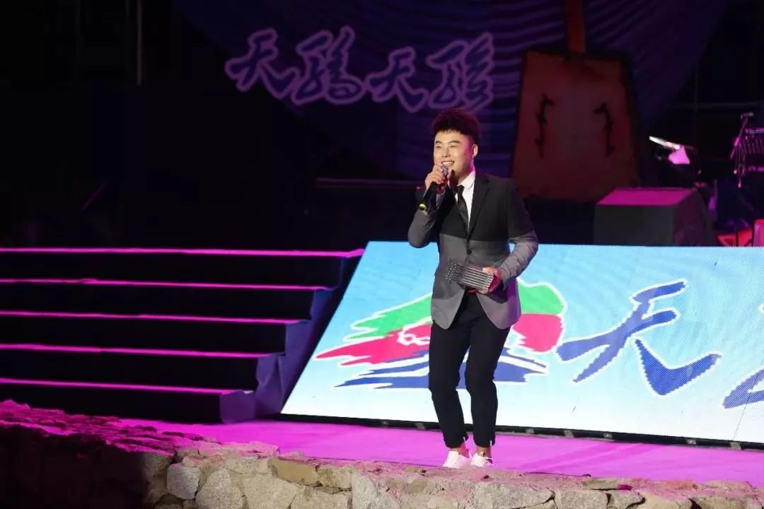 乌兰图雅站在草原望北京演唱会唱响魅力红城乌兰浩特