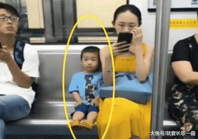 3岁小男孩地铁上走红,这就是教养,网友大呼:拒绝熊孩子