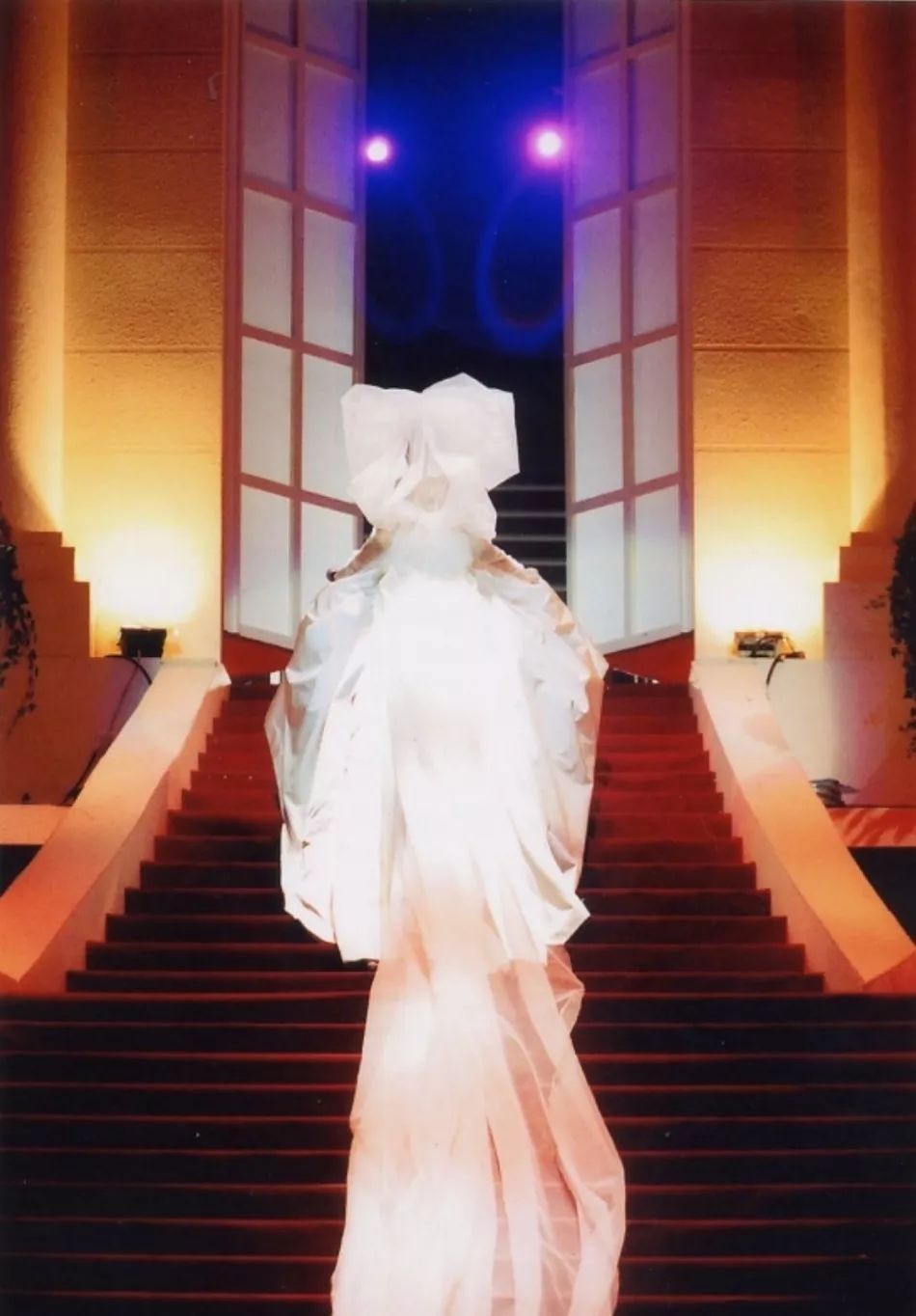 2003年 演唱会婚纱造型 最为印象深刻的莫过于这套婚纱造型,在梅艳芳