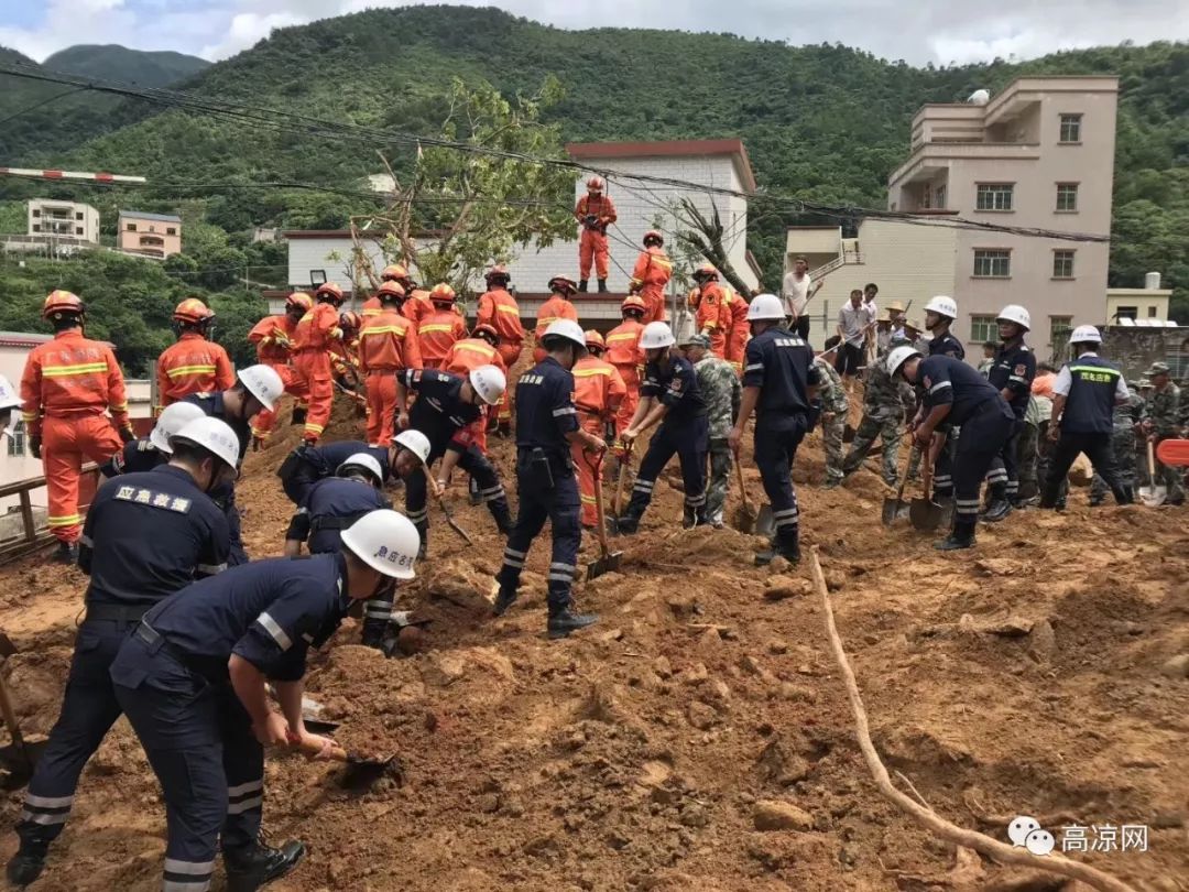 一群人在高州新垌镇提高防汛防风应急技能演练,守护人民