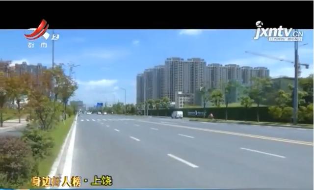 上饶一女子中暑昏倒 众人守候身旁,遮挡烈日 钱柜娱乐手机版网页